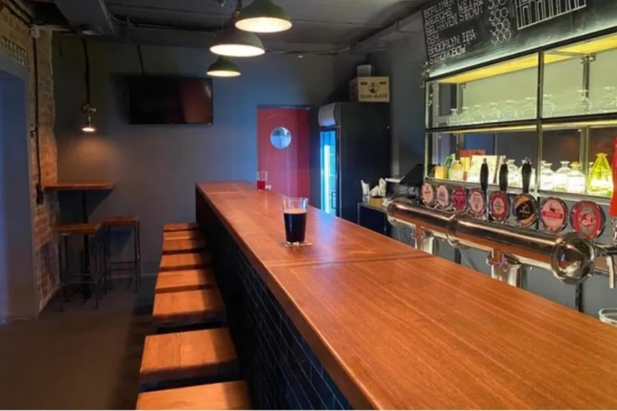 Металлическая перегородка и мебель в Letter D bar